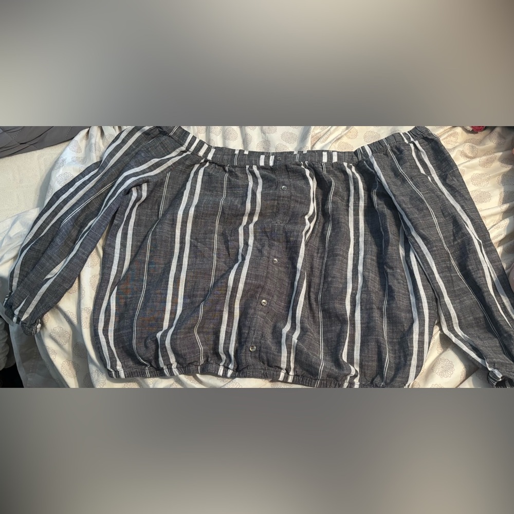 DYNAMITE GREY & WHITE OFF THE SHOULDER TOP 21” PTP